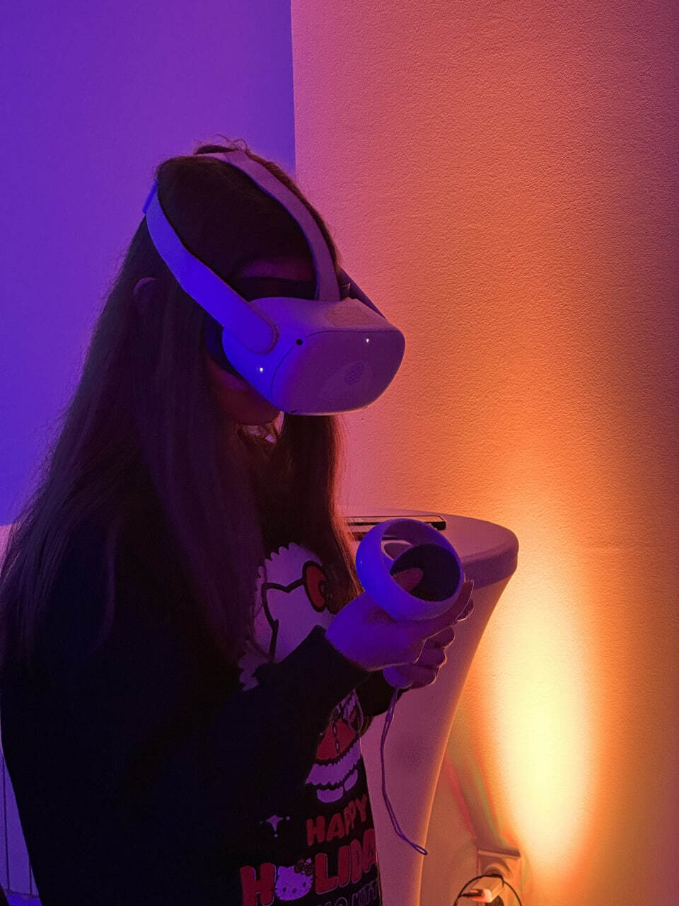 Posetilac sa VR naočarima i kontrolerima na French VR Week 2024